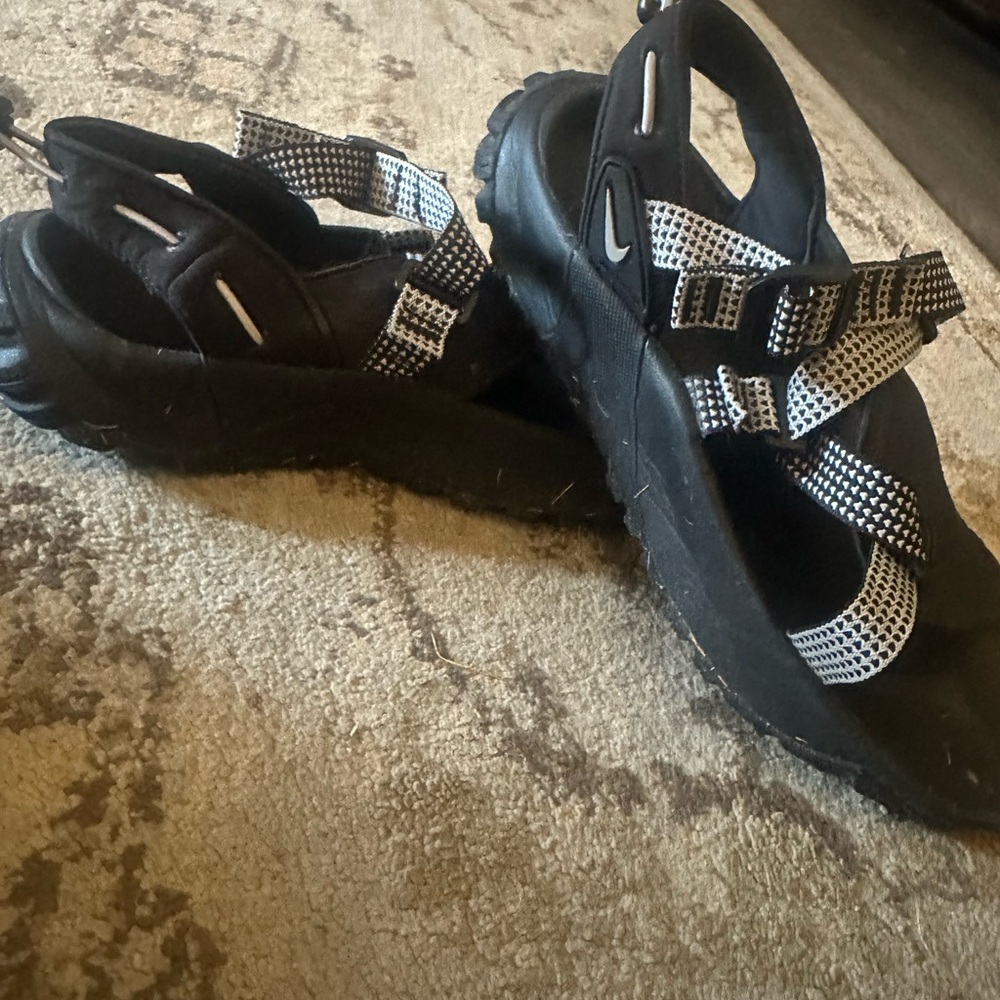 Nike Black and White Sandals for Everyday Comfort